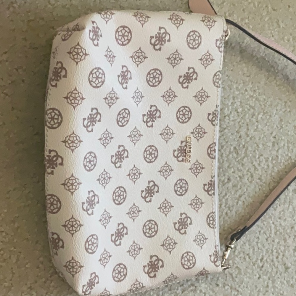 Mini guess purse never used in good condition.